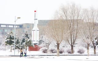 瑞雪掩不住国旗红