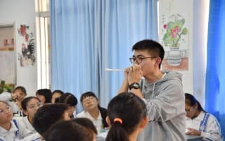 在校生给中学生上第二课堂实景