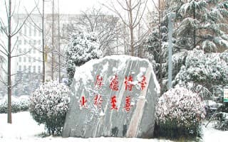 校园雪景