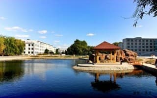 长春师范大学人工湖夏景