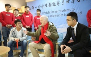 加拿大皇家大学校长艾伦·卡洪与北信学子互